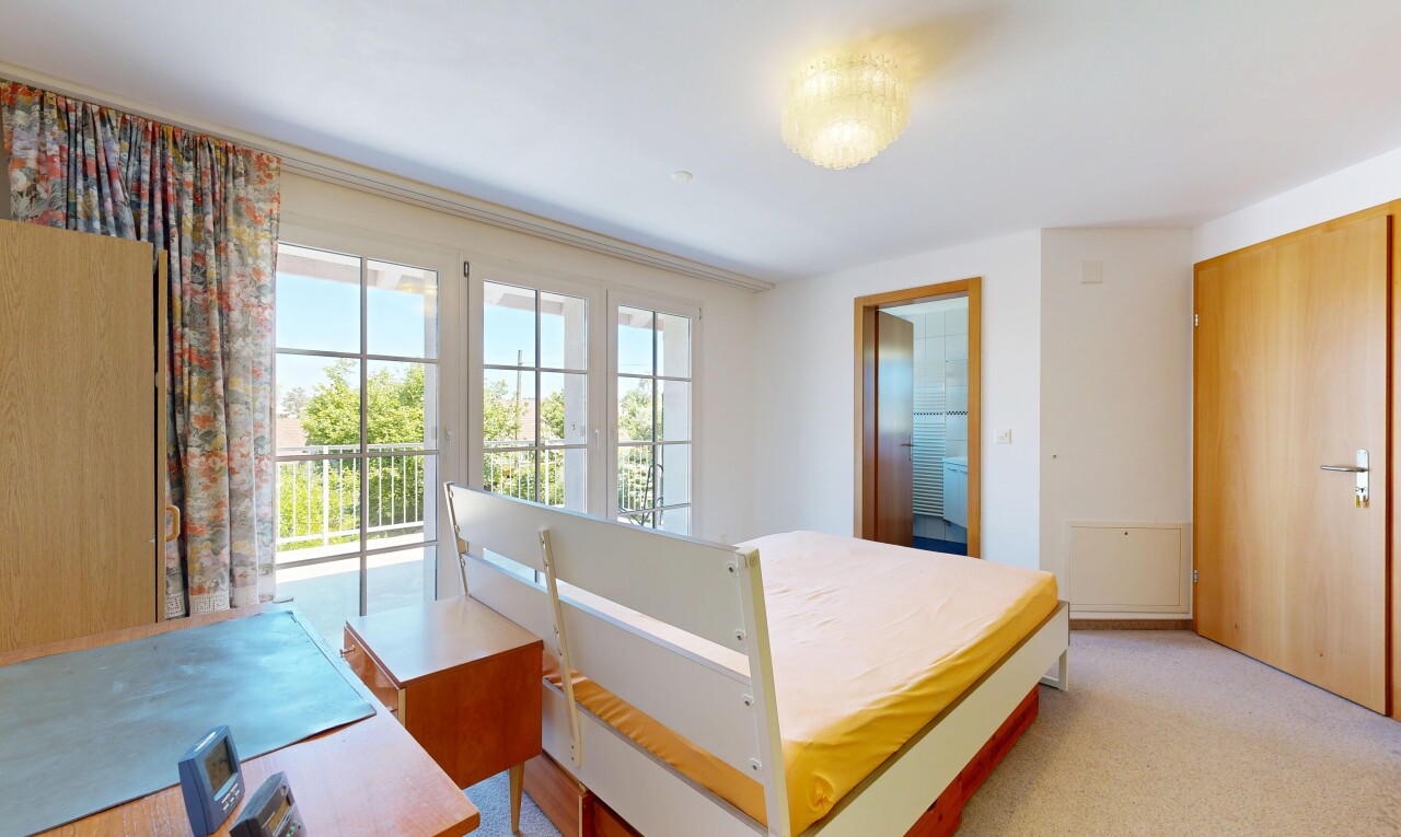 chambre avec accès à l'extérieur, inside property, moquette, carpet, et lumière naturelle