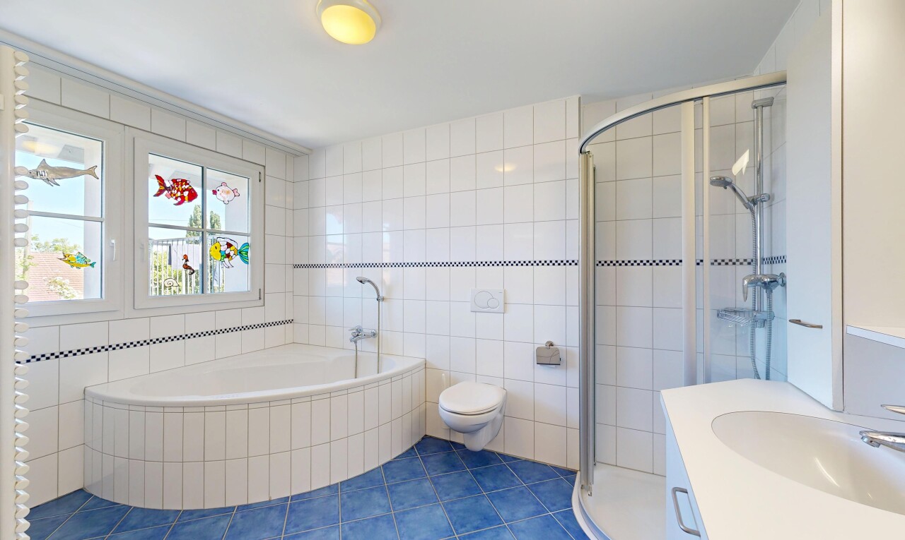 salle de bains avec mur en carrelage, tile wall, salle de bain complète, douche, et bain