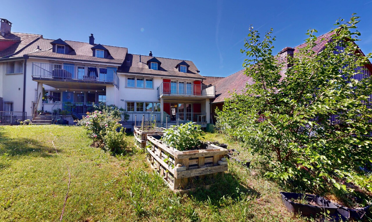 façade avec toit mansardé, balcon, pelouse, jardin, et day time