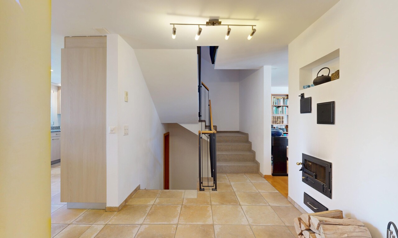 escaliers avec escaliers, inside property, cloison sèche, drywall, et sol en carrelage