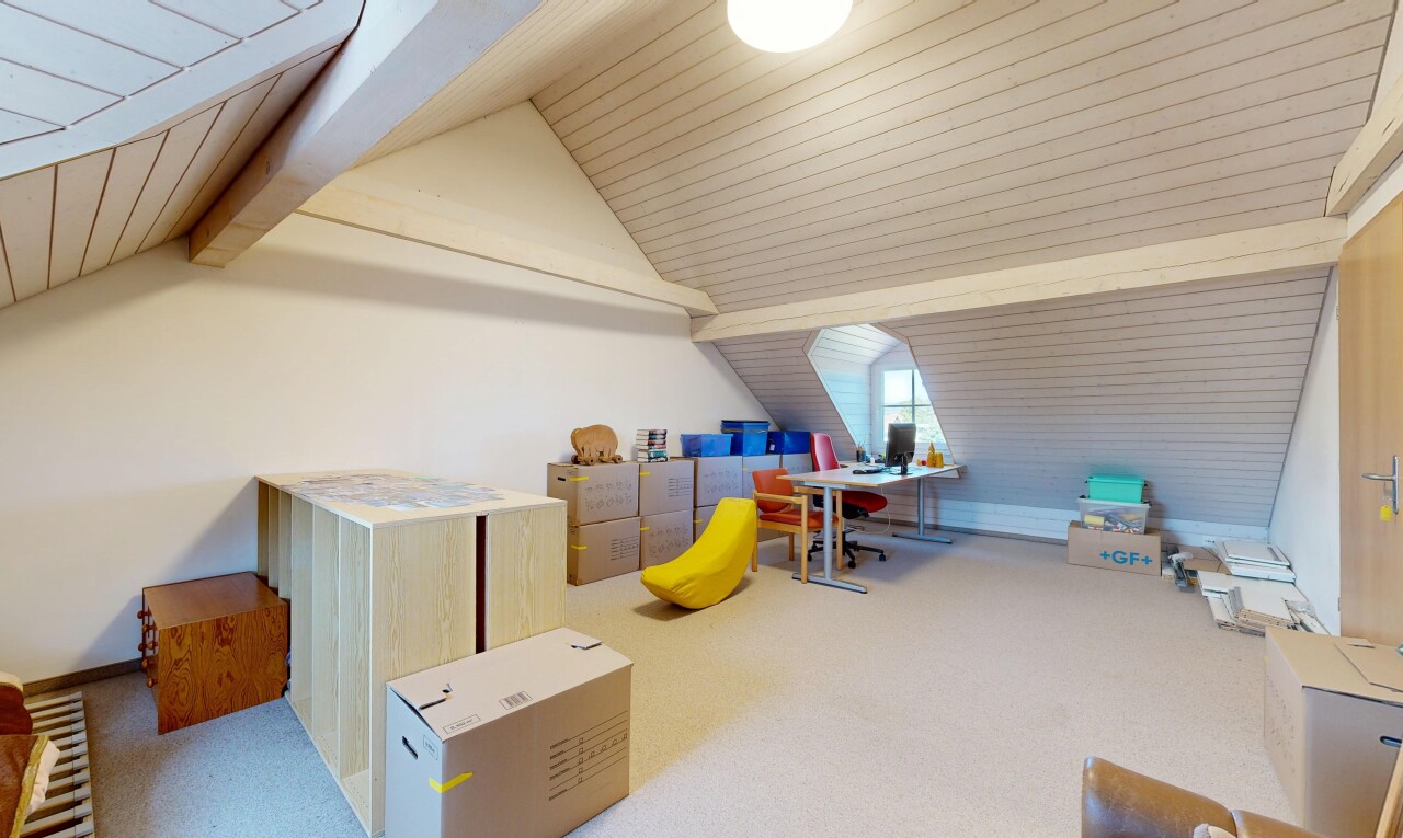 chambre avec moquette, carpet, plafond en bois, wood ceiling, et inside property