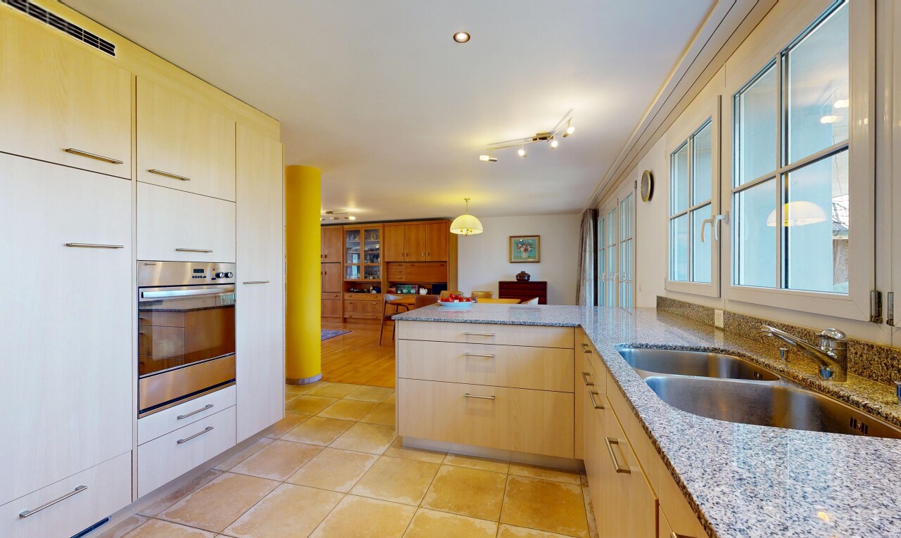 cuisine avec armoires marron clair, light brown cabinets, péninsule de cuisine, kitchen peninsula, et évier