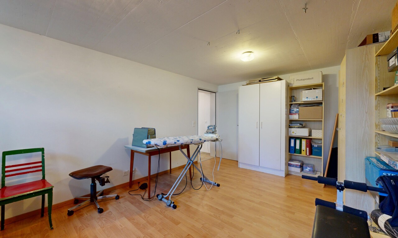 bureau avec sol en finition bois, wood finish floor, cloison sèche, drywall, et light floor