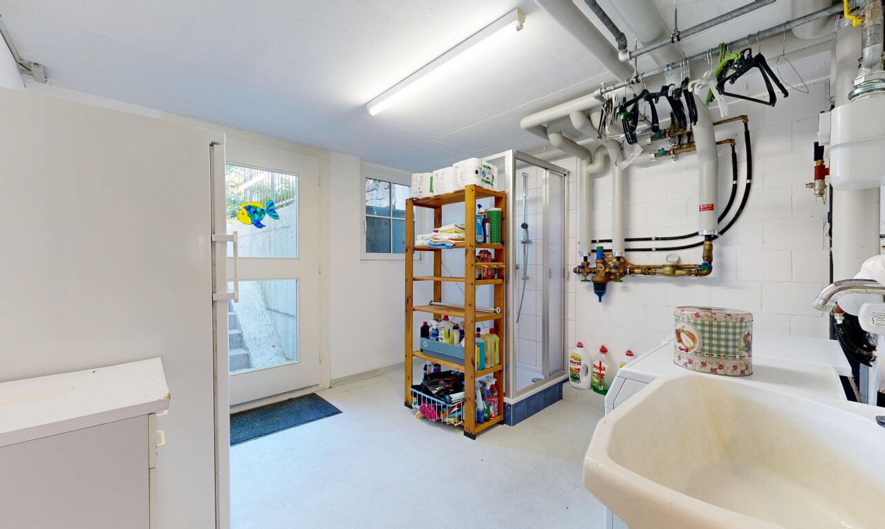 salle de bains avec douche, inside property, light floor, drywall, et cloison sèche