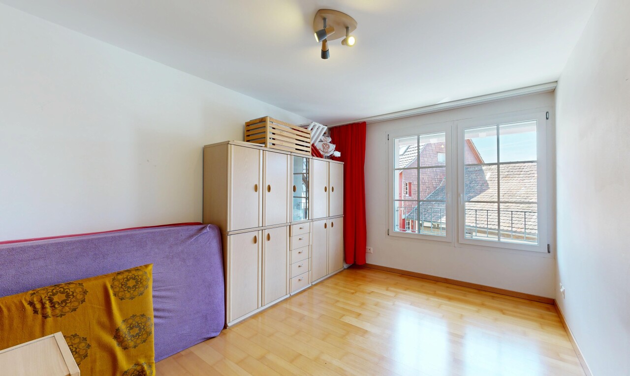 pièce vide avec light floor, wood finish floor, sol en finition bois, drywall, et cloison sèche