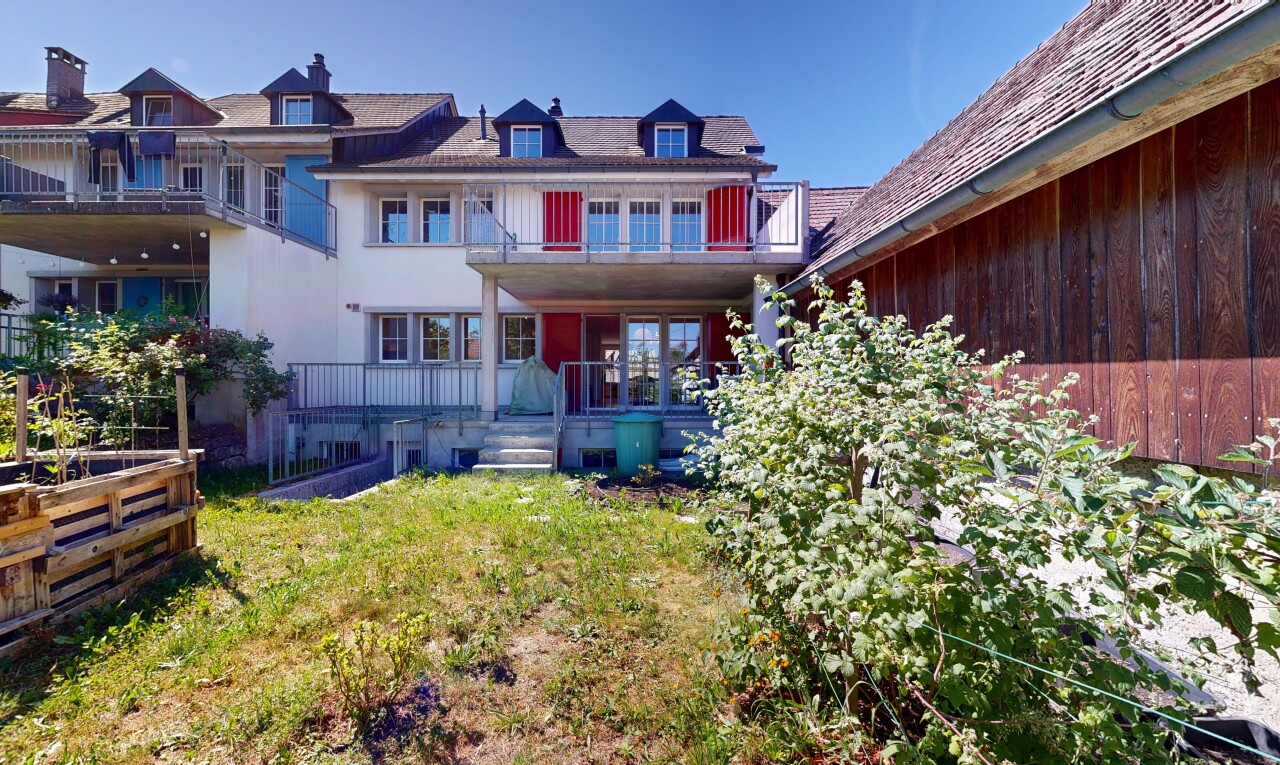 façade avec balcon, property visible, toit mansardé, day time, et bardage en stuc