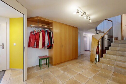dressing avec light floor, sol en carrelage, et tile floor