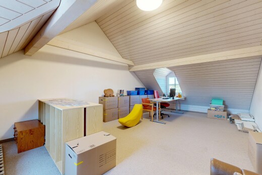 chambre avec moquette, carpet, plafond en bois, wood ceiling, et inside property