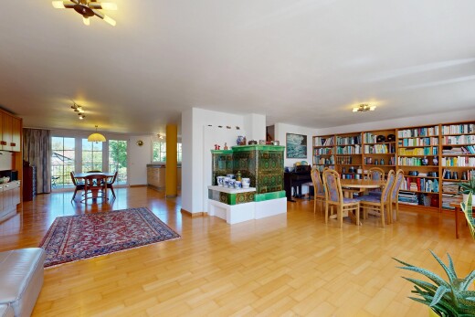 salon / salle à manger avec inside property, sol en finition bois, wood finish floor, lumière naturelle, et natural light