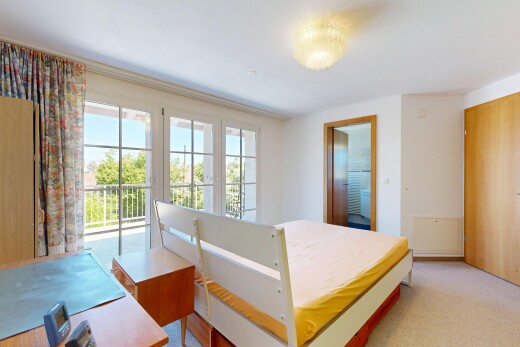 chambre avec accès à l'extérieur, inside property, moquette, carpet, et lumière naturelle