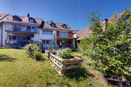 façade avec toit mansardé, balcon, pelouse, jardin, et day time