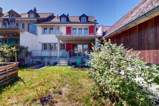 façade avec balcon, property visible, toit mansardé, day time, et bardage en stuc