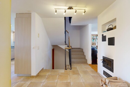 escaliers avec escaliers, inside property, cloison sèche, drywall, et sol en carrelage