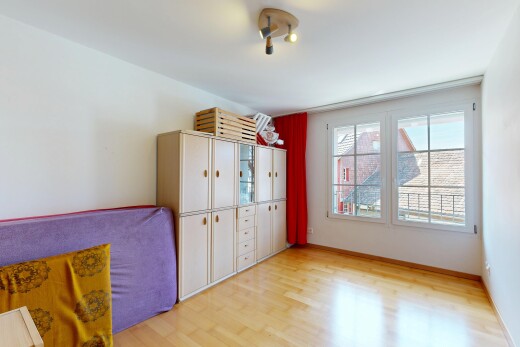 pièce vide avec light floor, wood finish floor, sol en finition bois, drywall, et cloison sèche