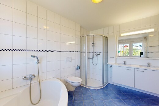 salle de bains avec bain, mur en carrelage, tile wall, salle de bain complète, et douche