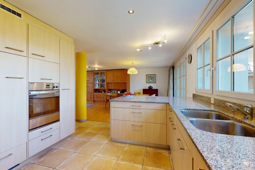 cuisine avec armoires marron clair, light brown cabinets, péninsule de cuisine, kitchen peninsula, et évier