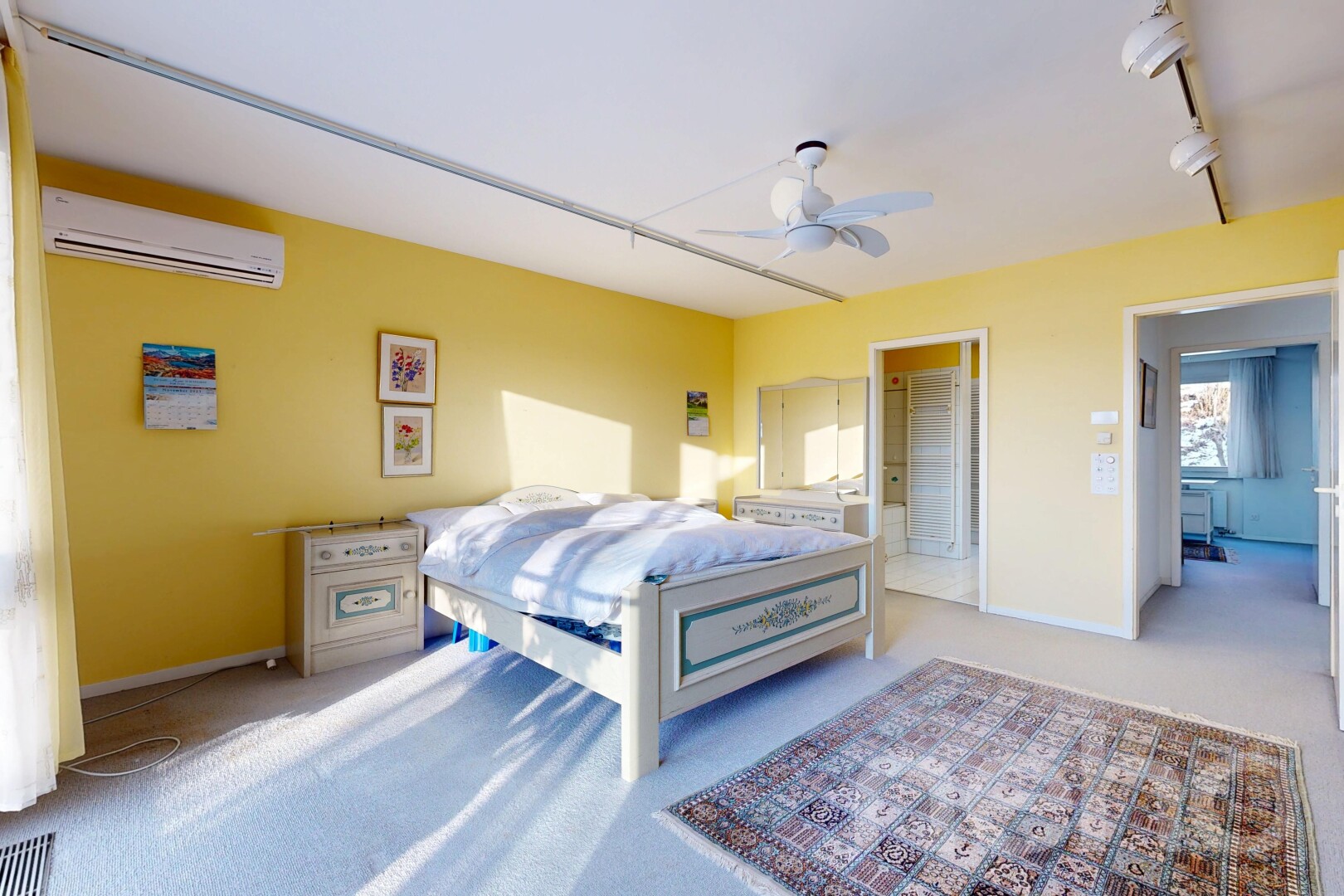 chambre avec inside property, éclairage sur rail, track lighting, moquette, et carpet