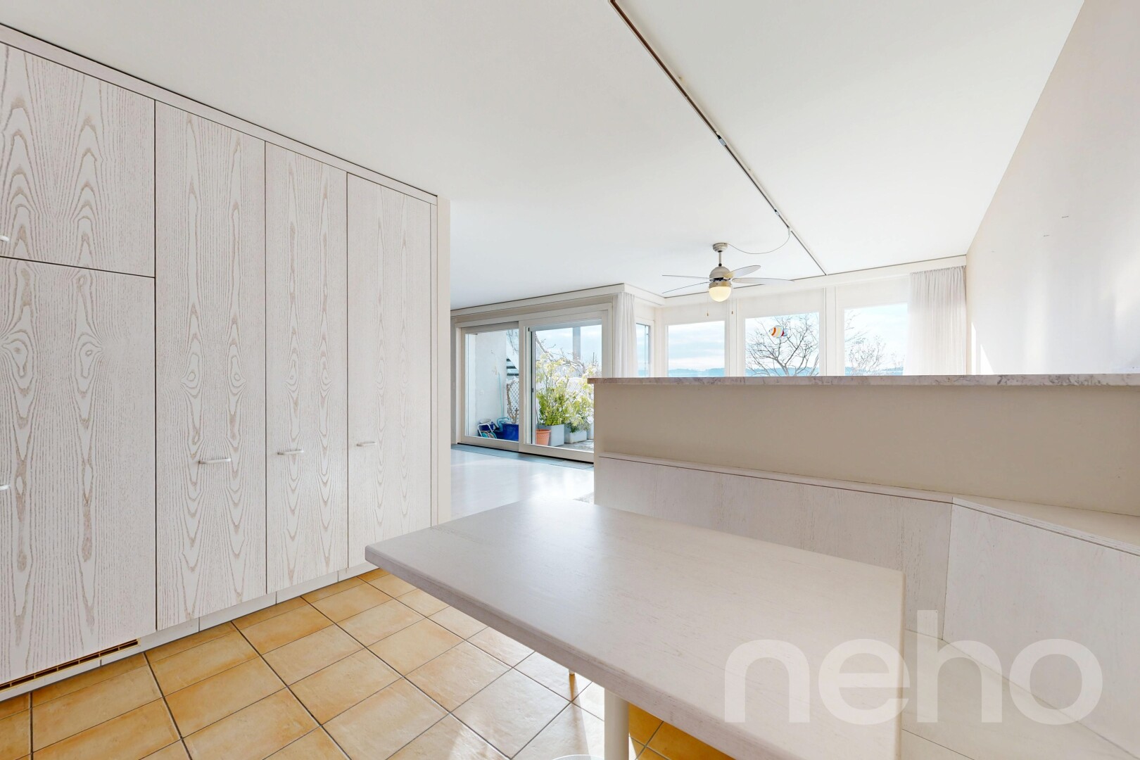 espace intérieur avec inside property, sol en carrelage, tile floor, ventilateur de plafond, et lumière naturelle