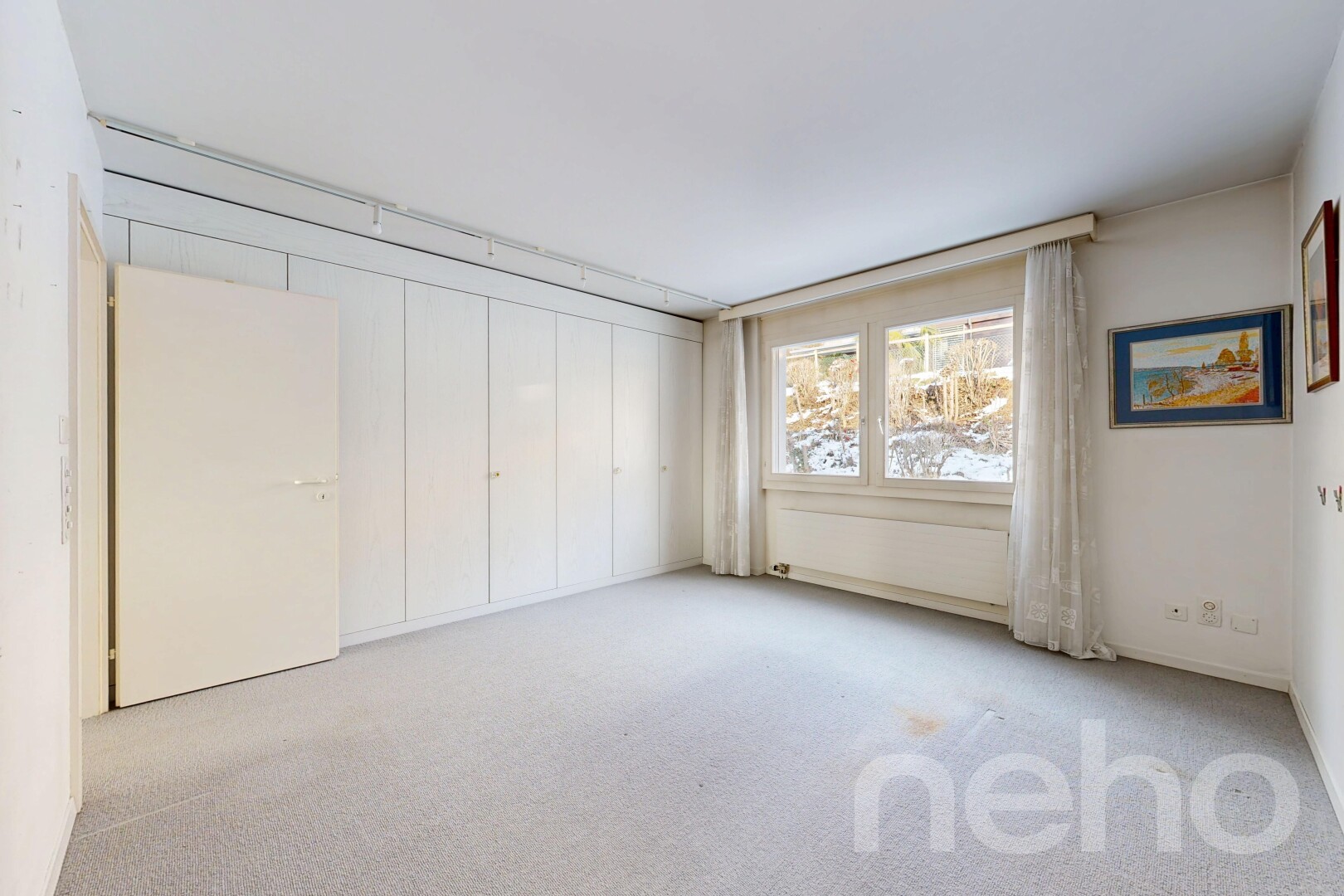 pièce vide avec cloison sèche, drywall, inside property, lumière naturelle, et natural light