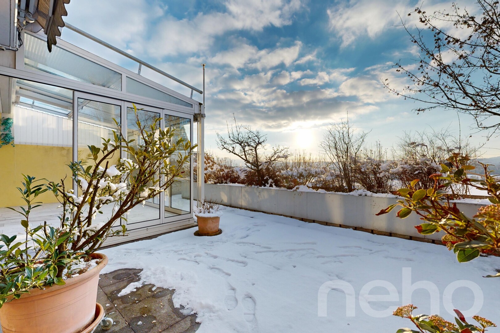 terrasse avec from property, véranda, et snow