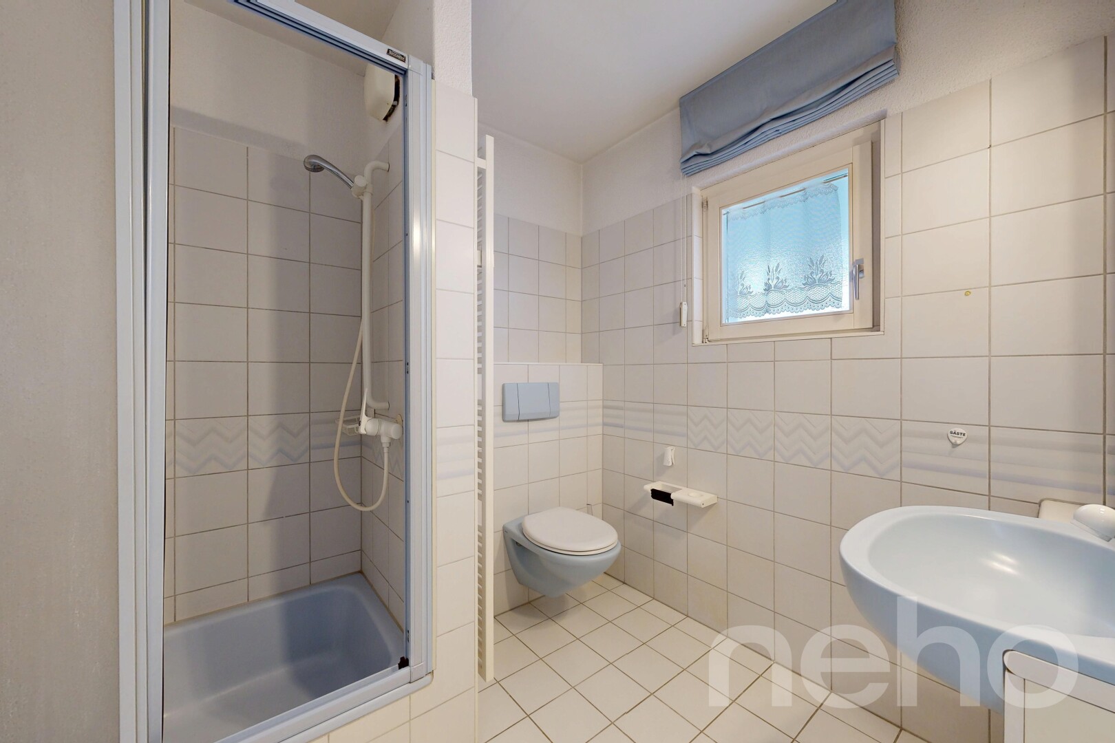 salle de bains avec salle de bain complète, sol en carrelage, tile floor, mur en carrelage, et tile wall