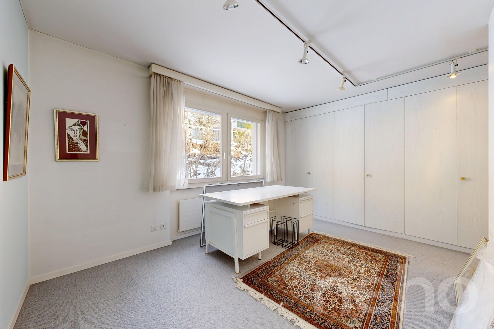chambre avec cloison sèche, drywall, éclairage sur rail, track lighting, et lumière naturelle