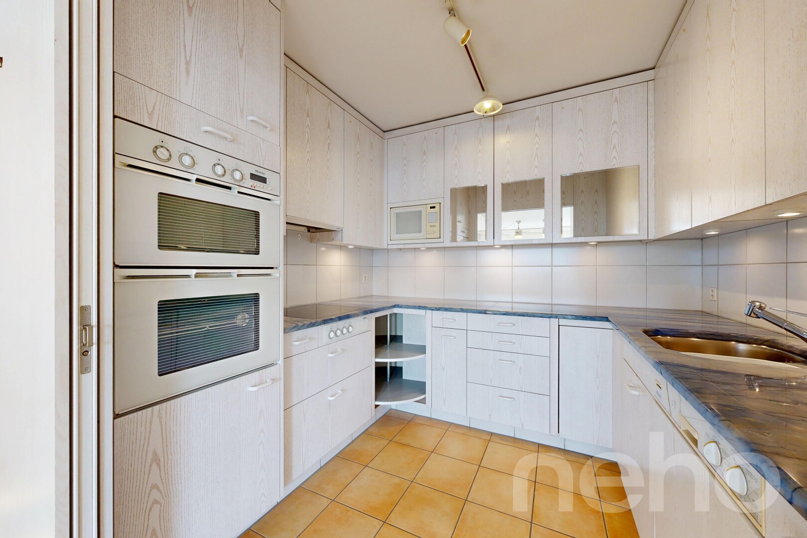 cuisine avec four double, inside property, étagères ouvertes, sol en carrelage, et tile floor