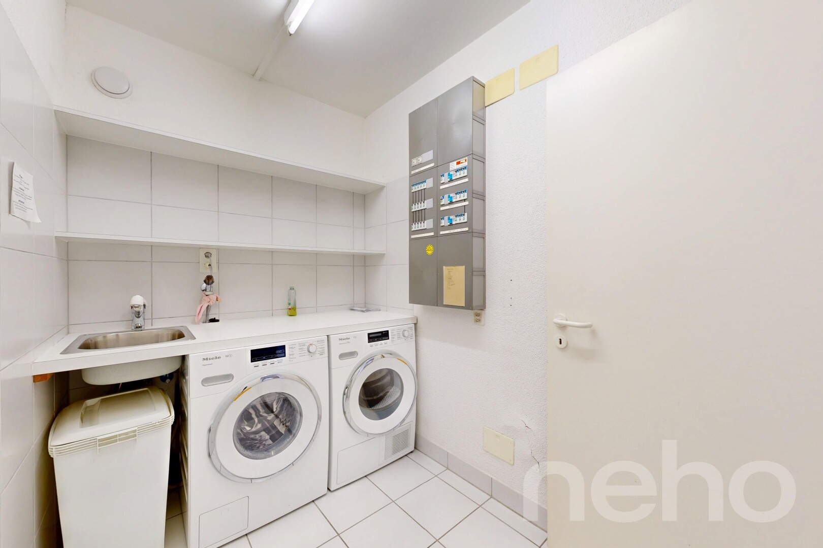 buanderie avec inside property, sol en carrelage, tile floor, évier, et lave-linge et sèche-linge séparés