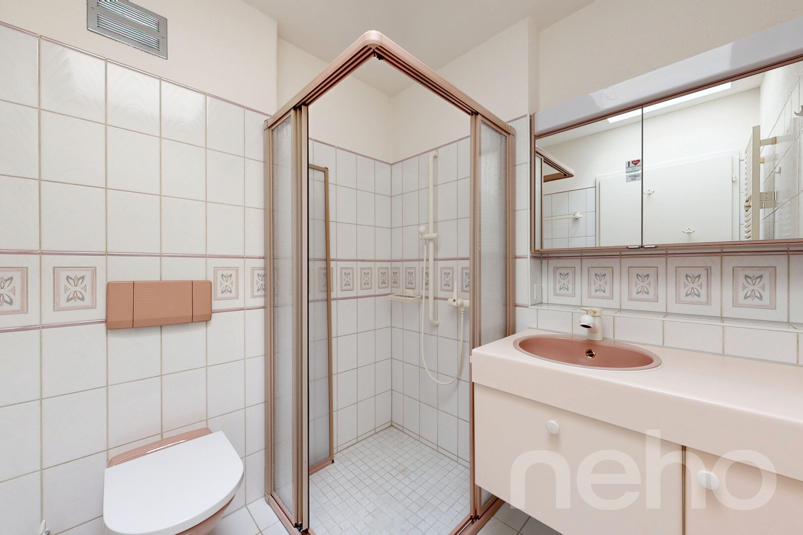 salle de bains avec lavabo (ou coiffeuse selon le contexte), salle de bain complète, mur en carrelage, tile wall, et douche
