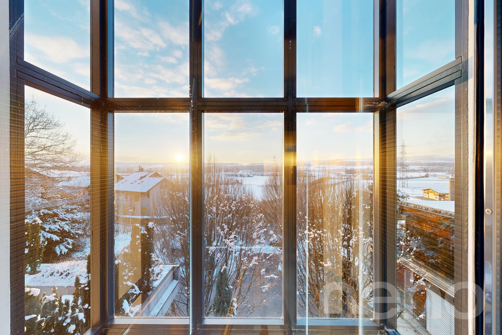 balcon avec dusk, snow, véranda, et inside property