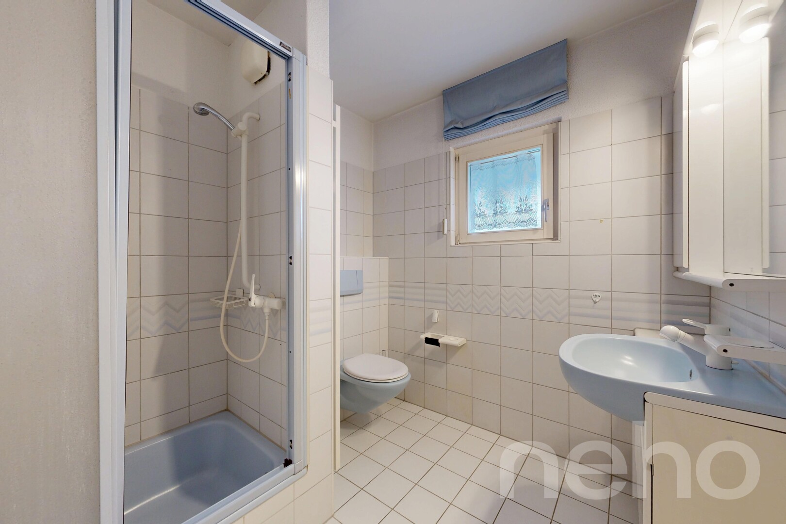 salle de bains avec salle de bain complète, lavabo (ou coiffeuse selon le contexte), miroir, sol en carrelage, et tile floor