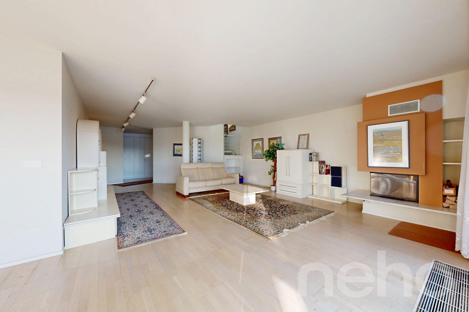 salon avec inside property, cloison sèche, drywall, sol en finition bois, et wood finish floor