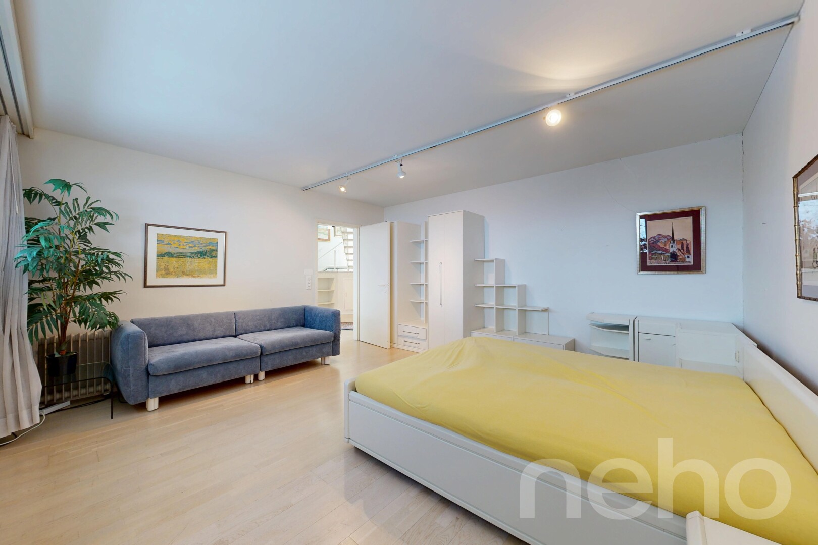chambre avec éclairage sur rail, track lighting, cloison sèche, drywall, et inside property