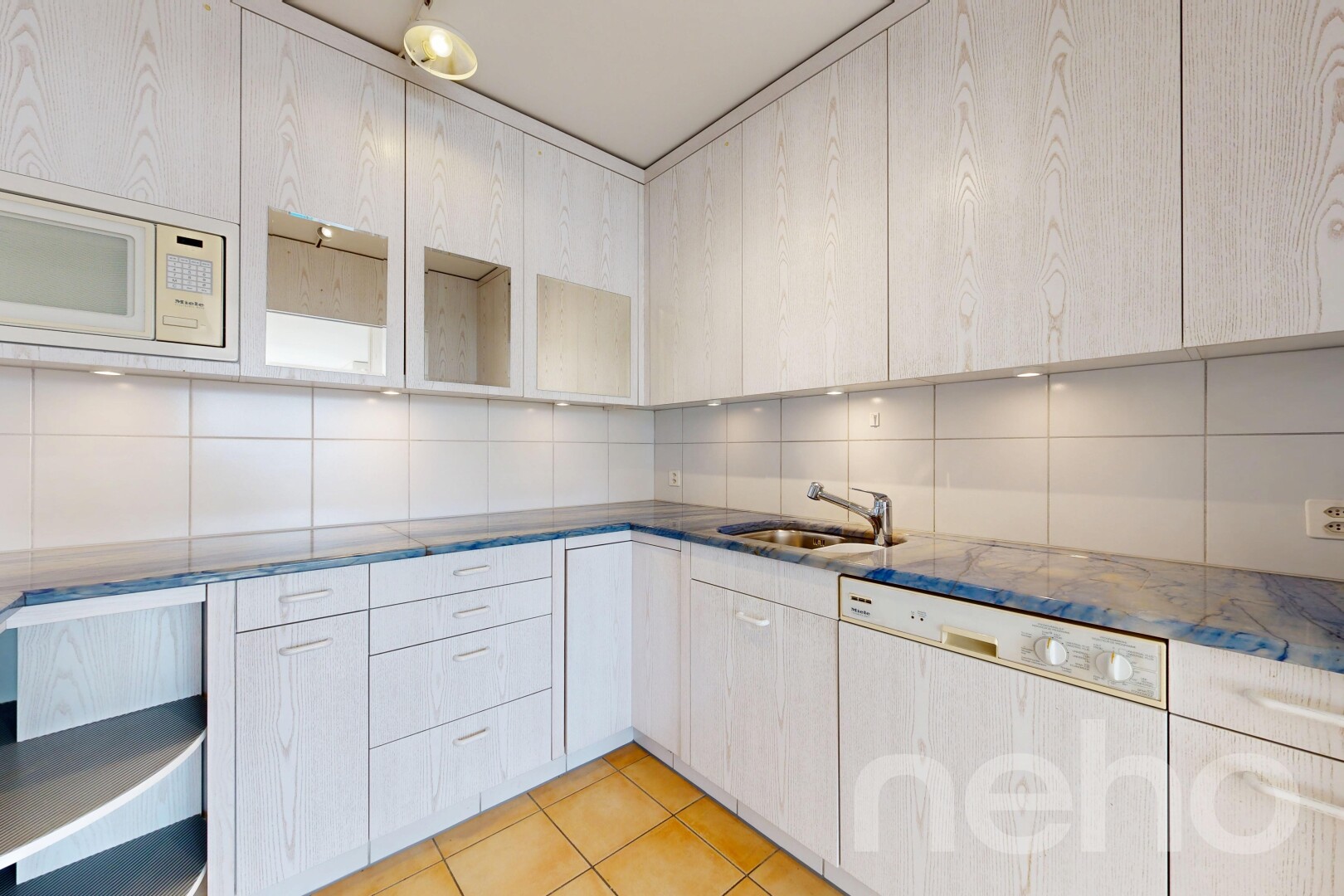 cuisine avec lave-vaisselle, inside property, dosseret, backsplash, et micro-ondes