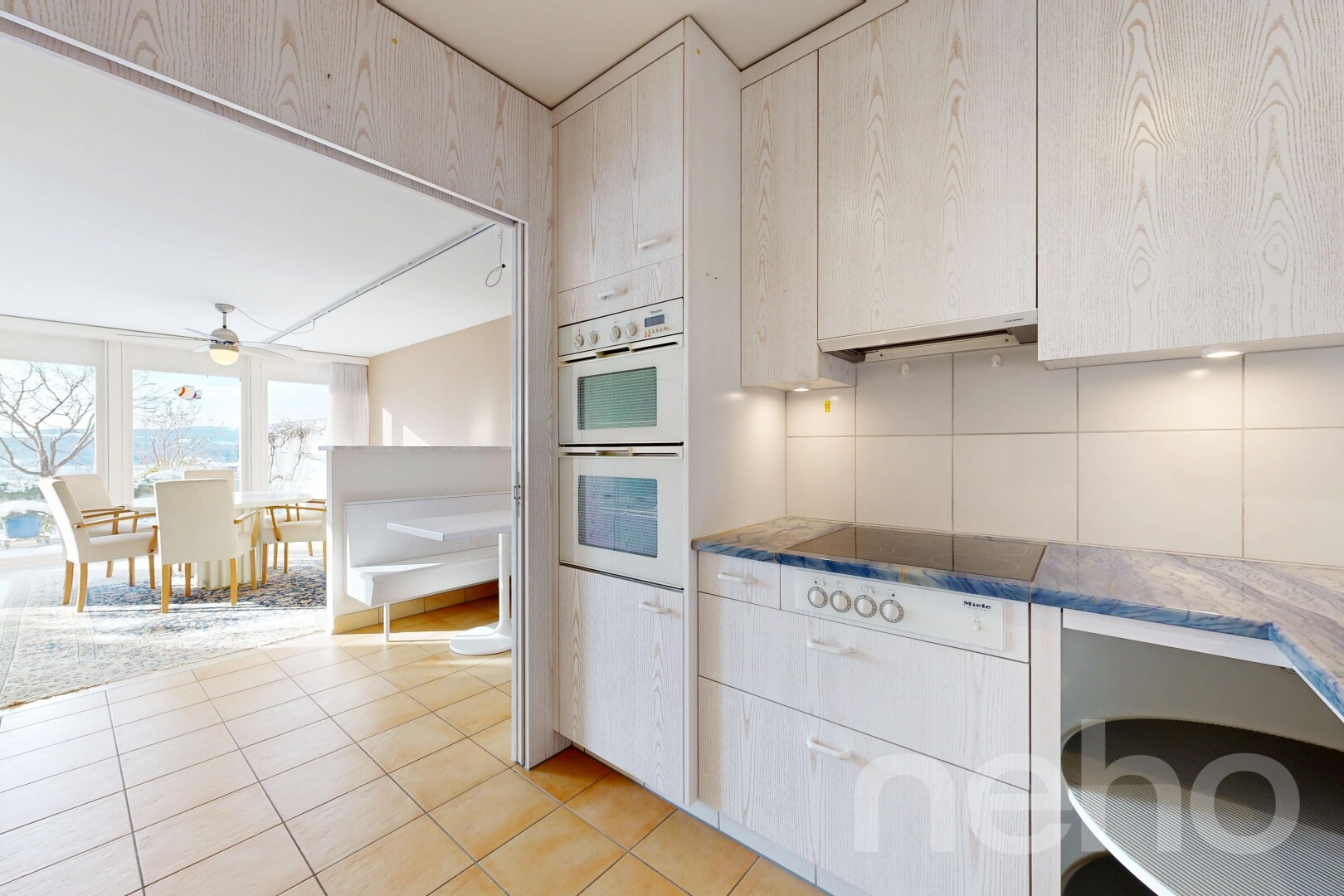 cuisine avec four double, sol en carrelage, tile floor, inside property, et lumière naturelle