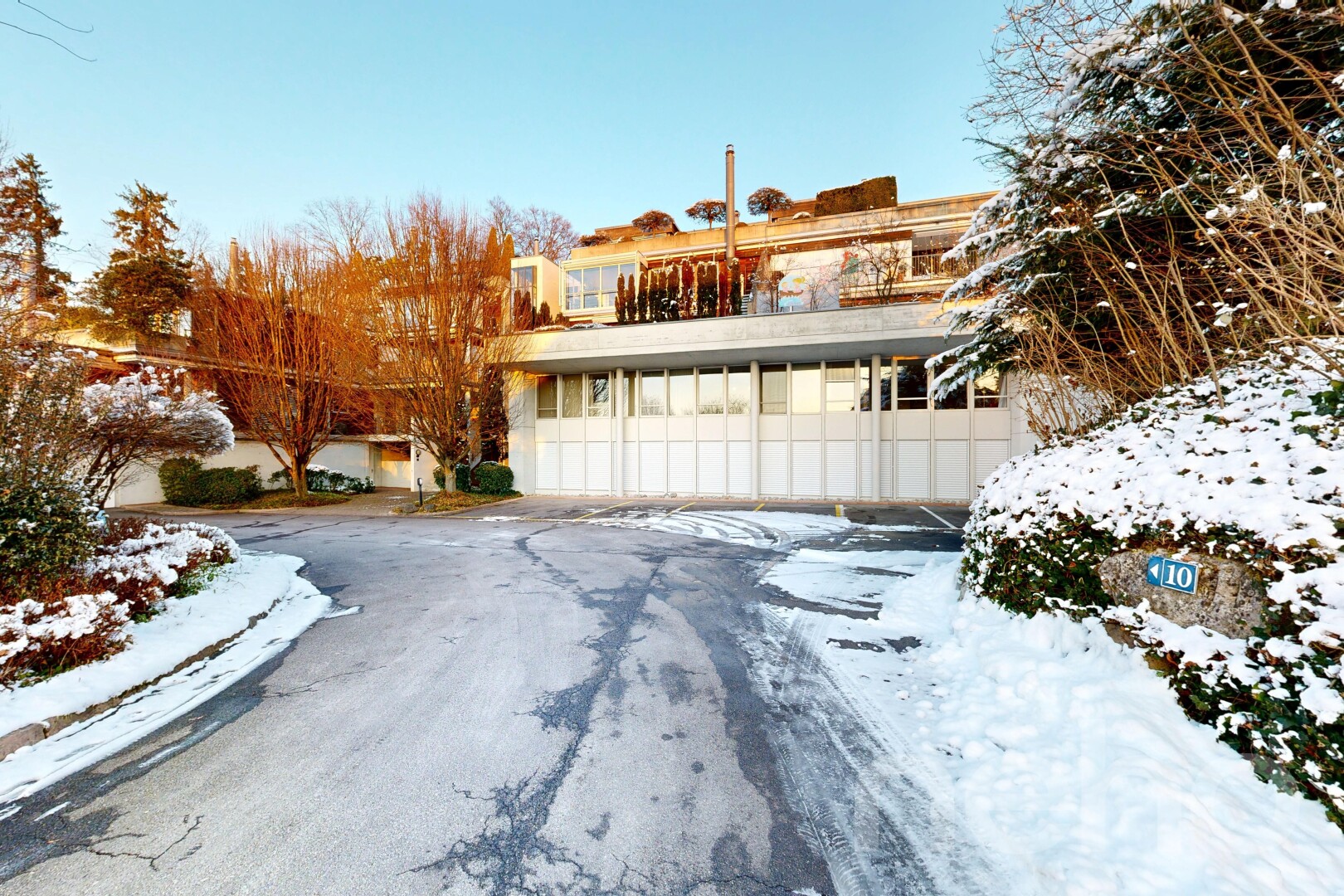 façade avec snow et day time