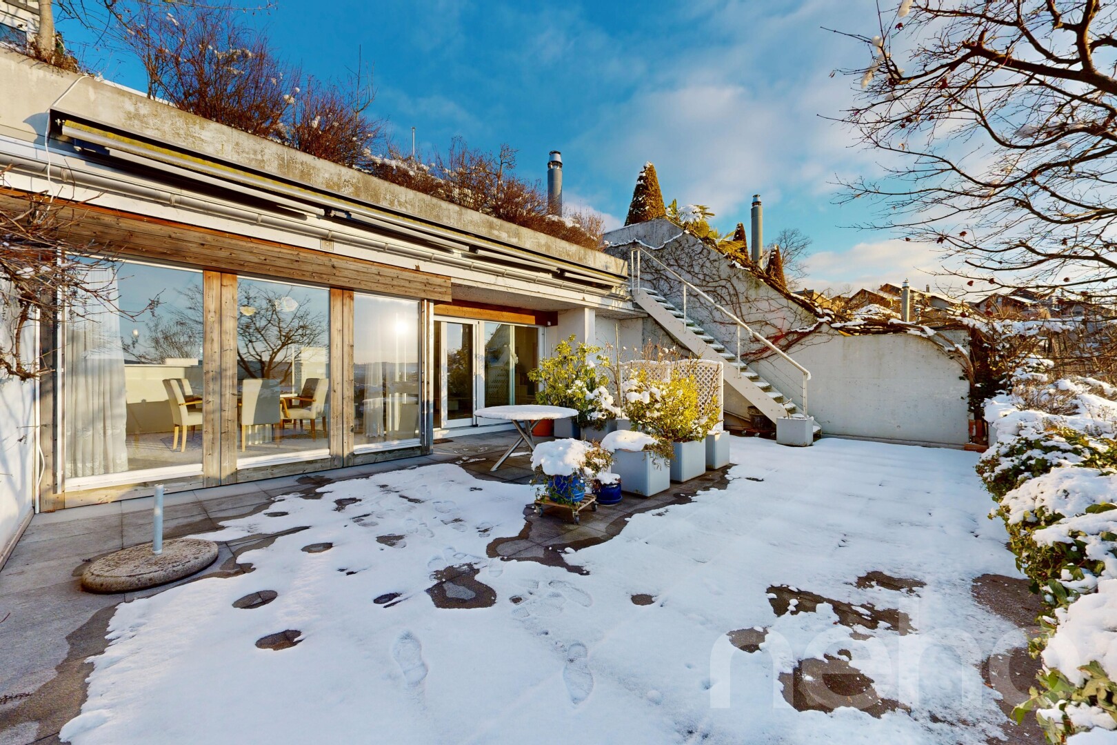 terrasse avec from property, snow, terrasse, day time, et escaliers