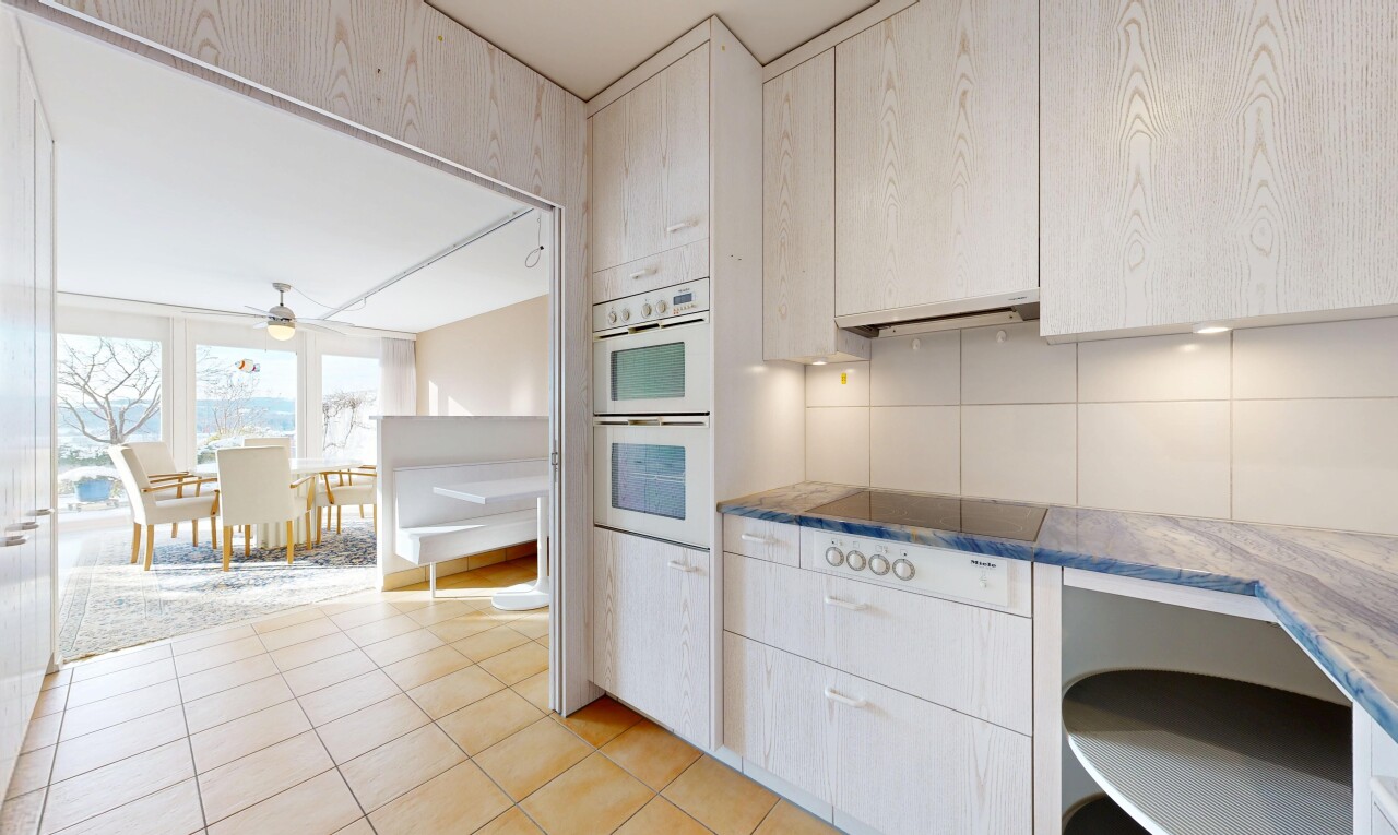 cuisine avec four double, sol en carrelage, tile floor, inside property, et lumière naturelle