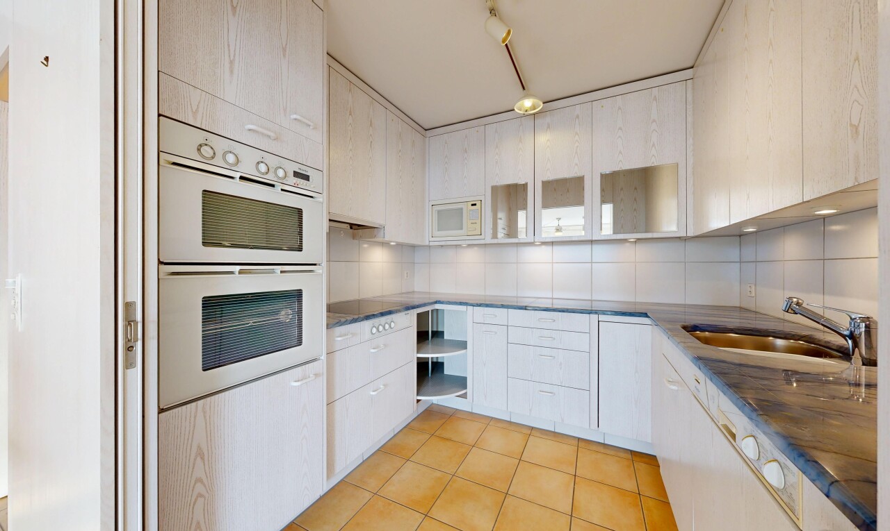 cuisine avec four double, inside property, étagères ouvertes, sol en carrelage, et tile floor