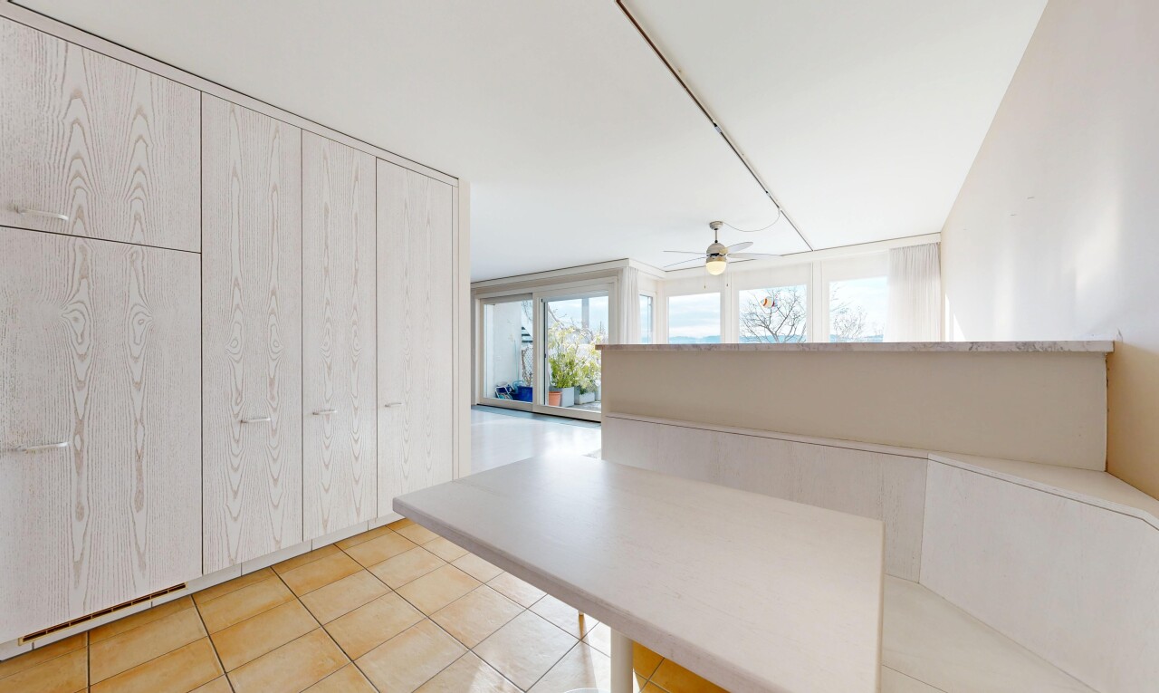 espace intérieur avec inside property, sol en carrelage, tile floor, ventilateur de plafond, et lumière naturelle