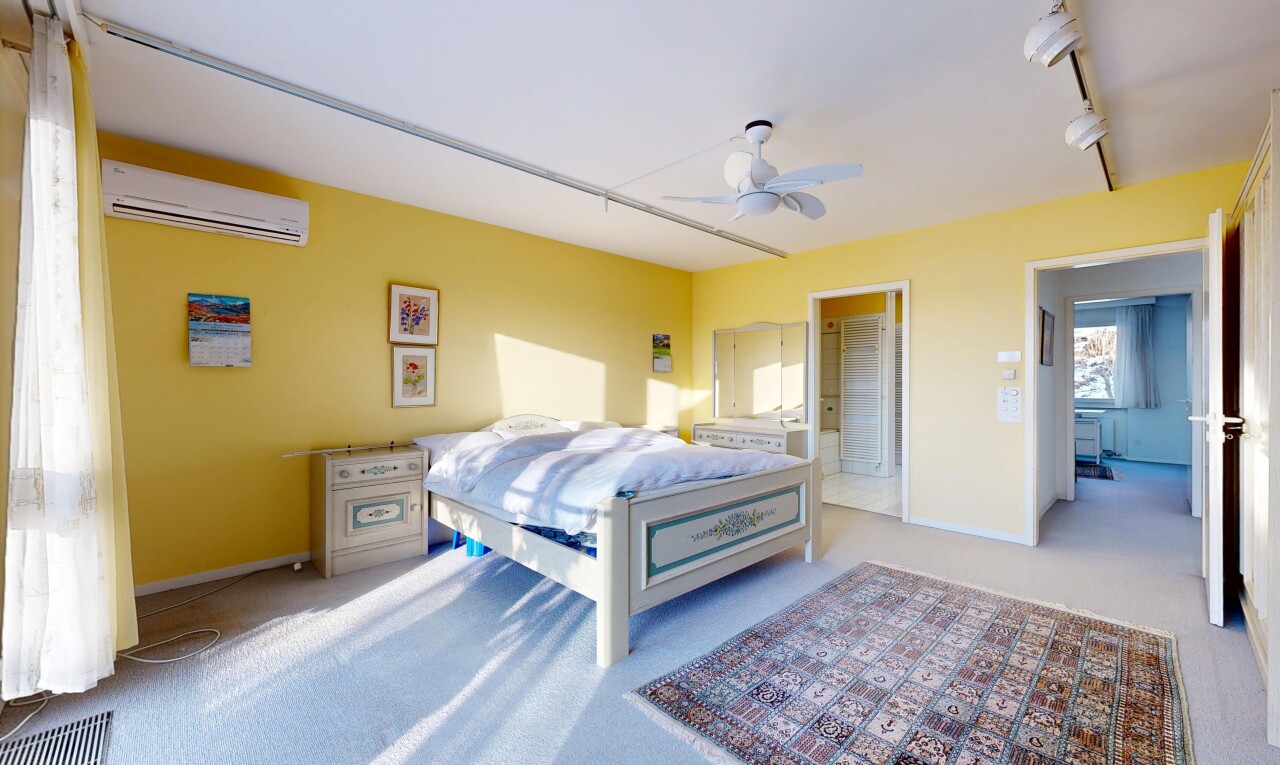 chambre avec inside property, éclairage sur rail, track lighting, moquette, et carpet
