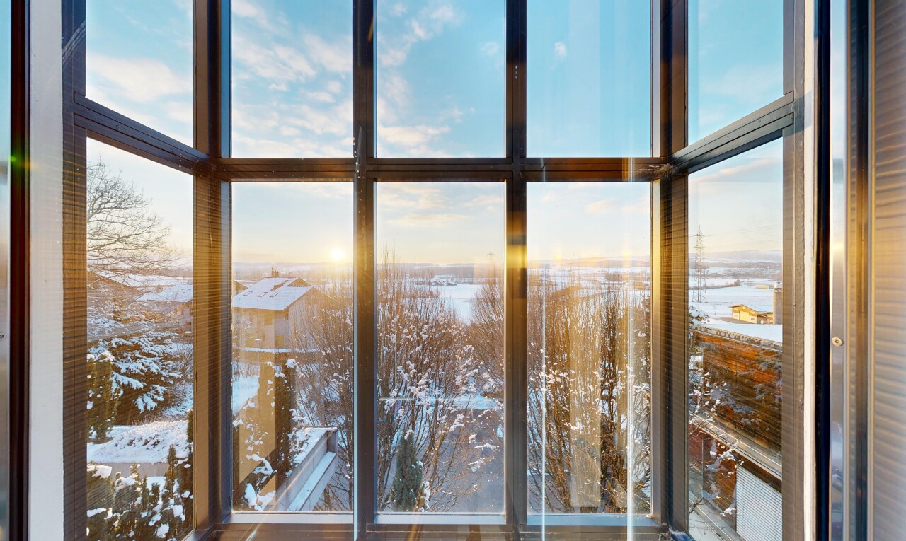 balcon avec dusk, snow, véranda, et inside property