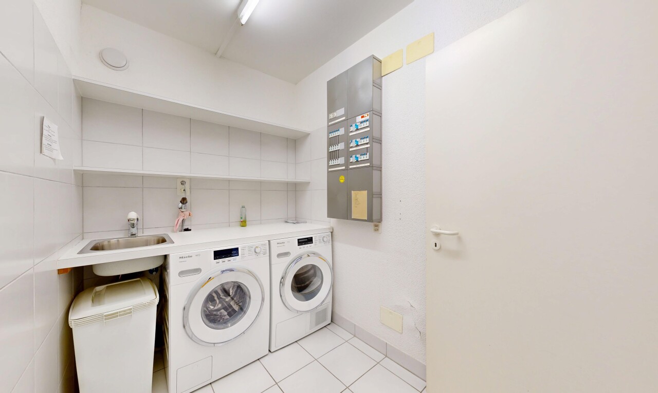 buanderie avec inside property, sol en carrelage, tile floor, évier, et lave-linge et sèche-linge séparés