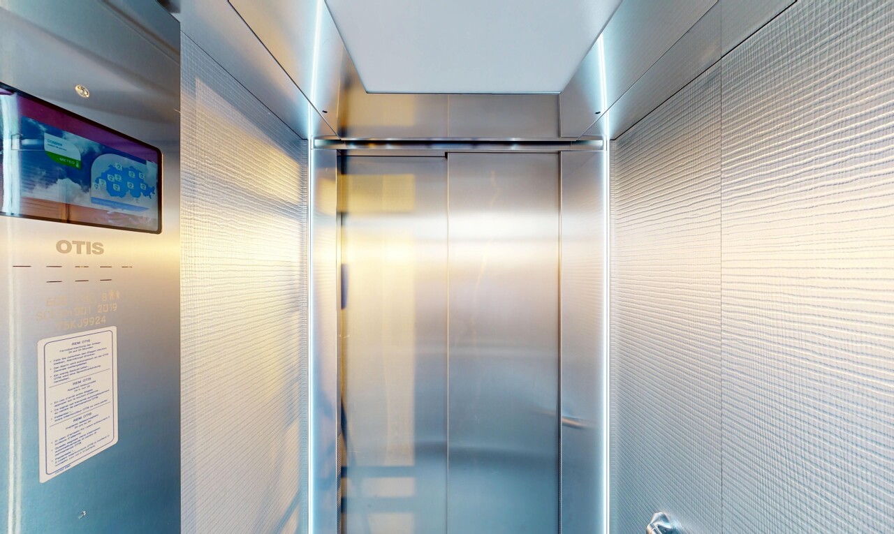 salle de bains avec salle de bain complète, douche, ascenseur, et inside property