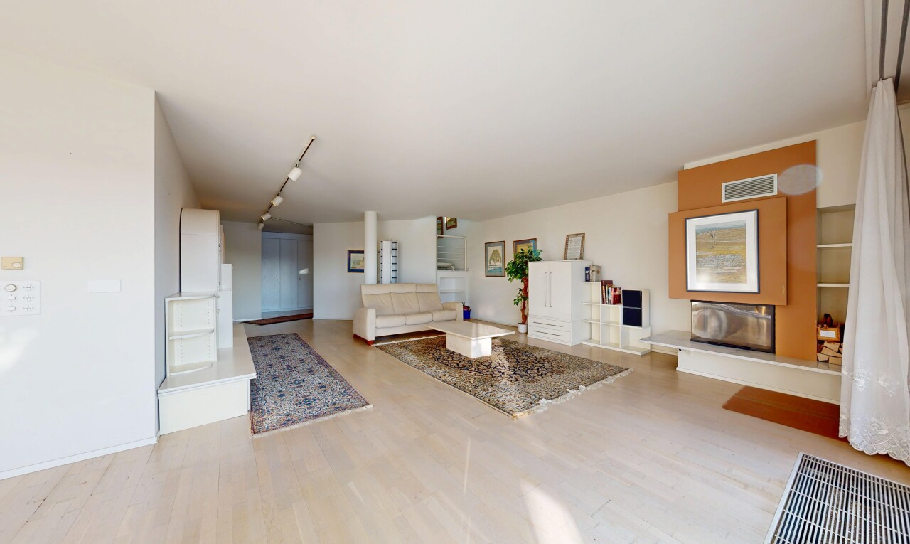 salon avec inside property, cloison sèche, drywall, sol en finition bois, et wood finish floor