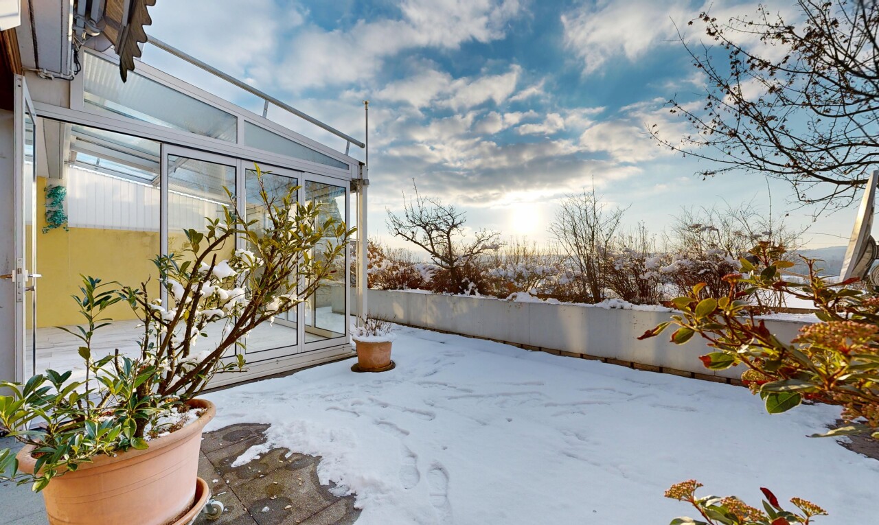 terrasse avec from property, véranda, et snow