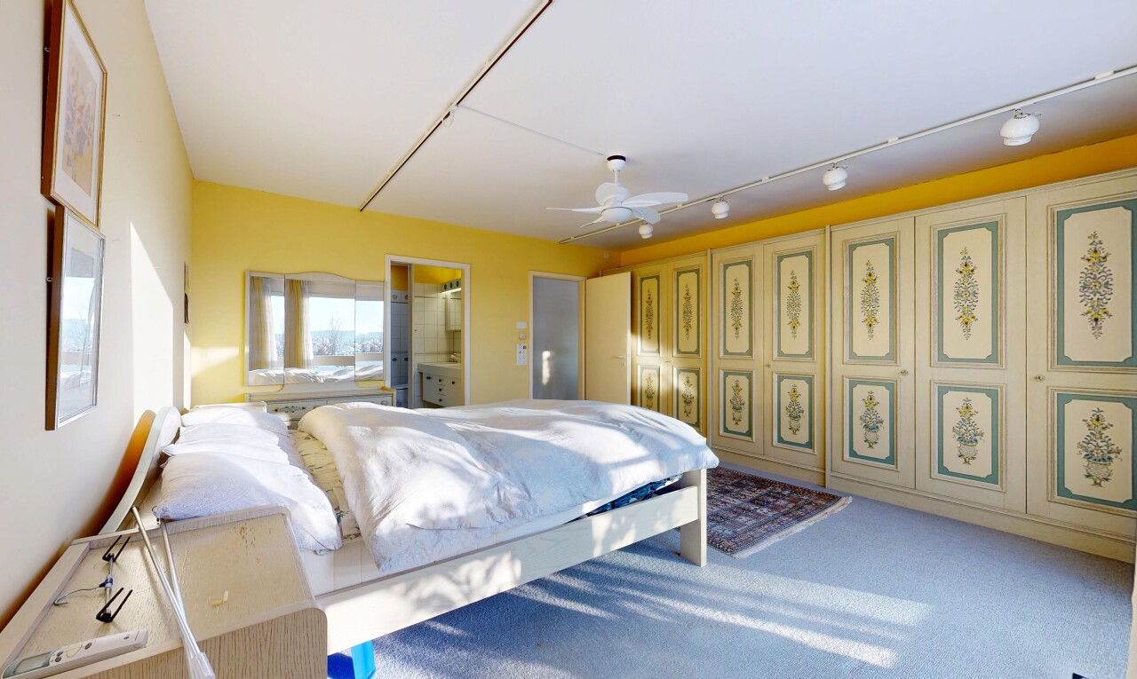 chambre avec inside property, salle de bain attenante, ventilateur de plafond, cloison sèche, et drywall