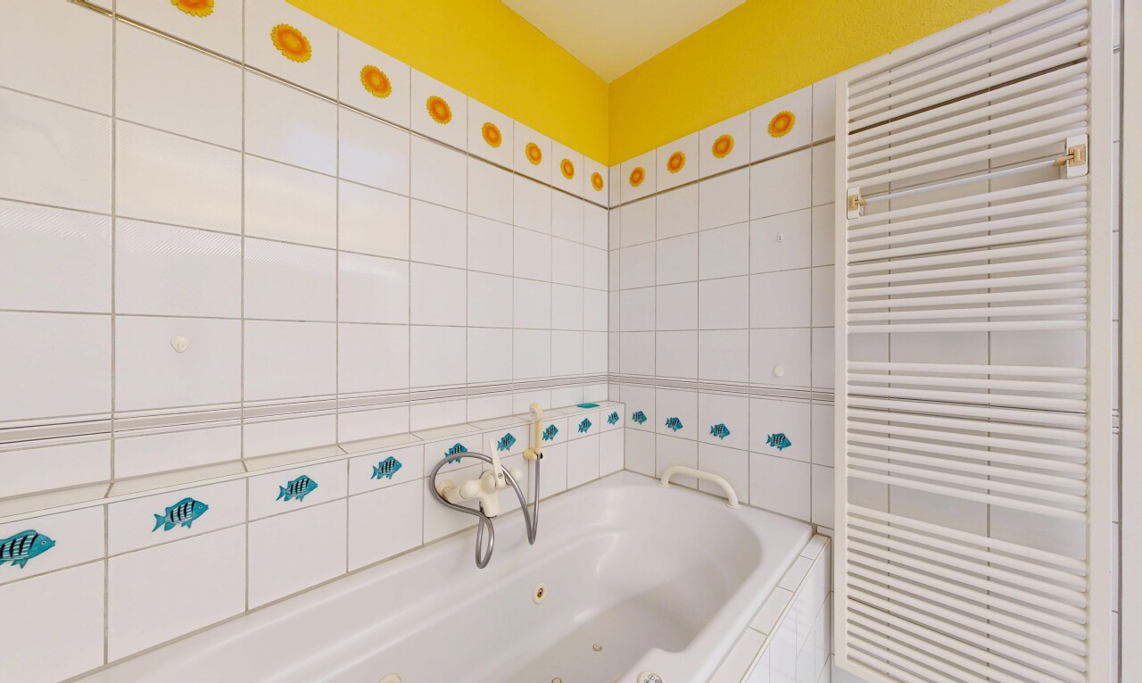 salle de bains avec radiateur, salle de bain complète, inside property, bain, et chauffe-serviettes