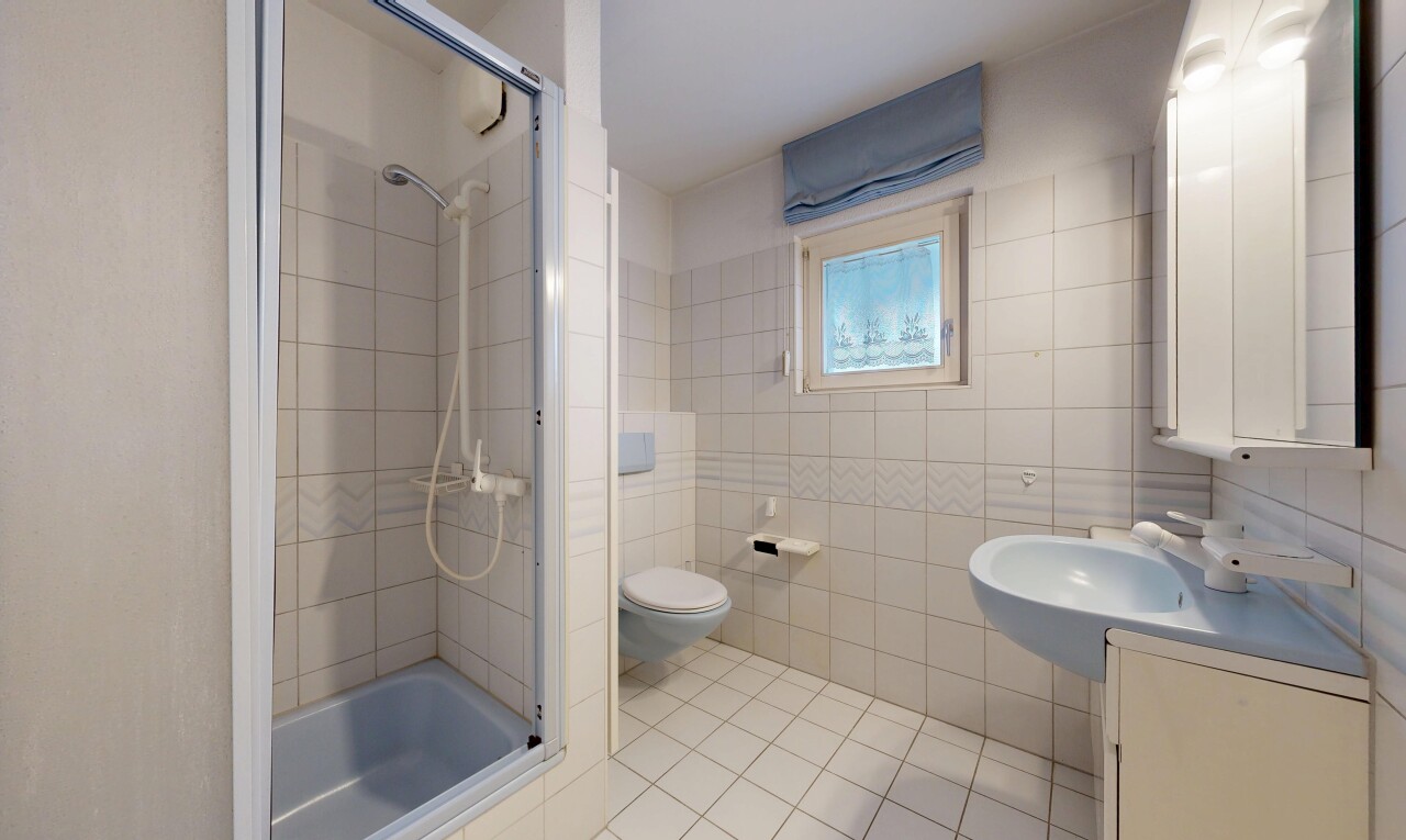 salle de bains avec salle de bain complète, lavabo (ou coiffeuse selon le contexte), miroir, sol en carrelage, et tile floor