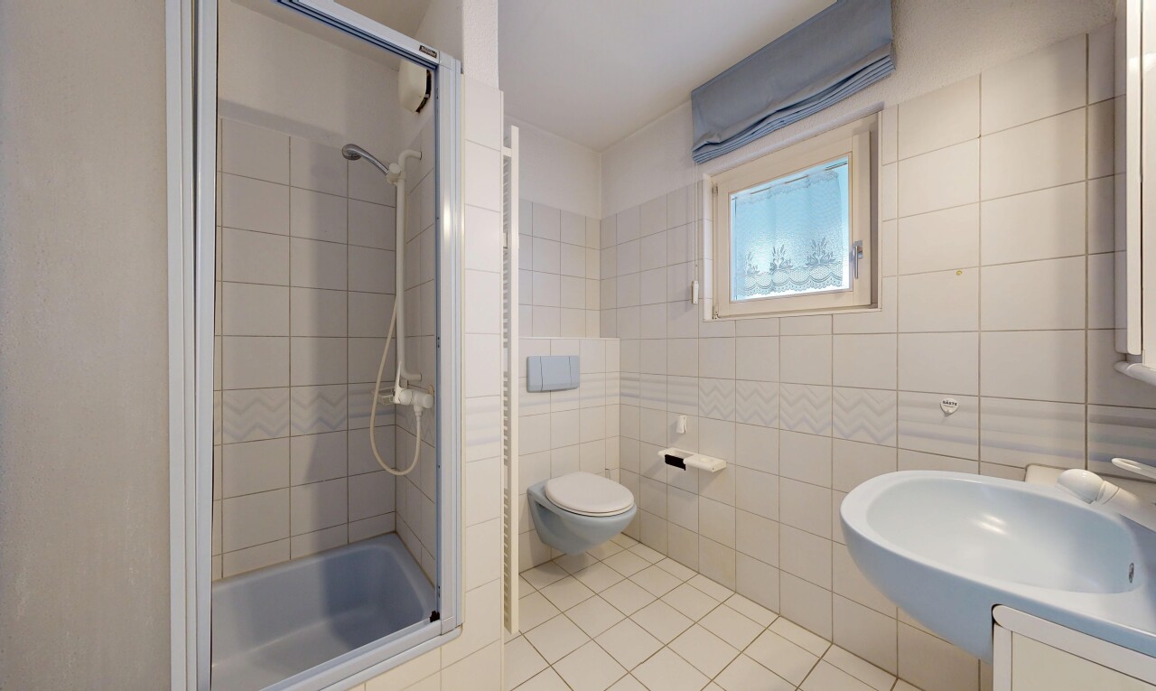 salle de bains avec salle de bain complète, sol en carrelage, tile floor, mur en carrelage, et tile wall